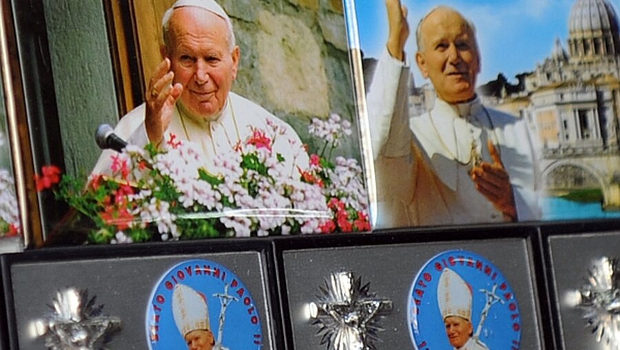 Johannes Paul II. schmückt Pilgersouvenirs (KNA)