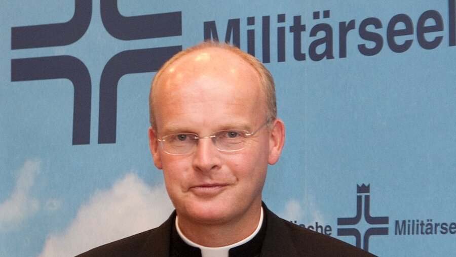 Bischof Franz-Josef Overbeck: Ansprechpartner für alle Soldatinnen und Soldaten (KNA)