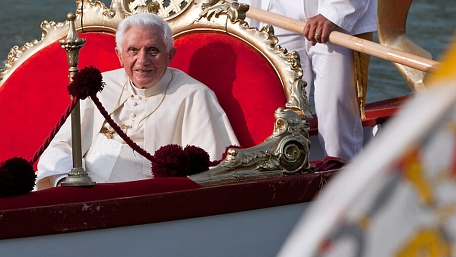 Der Papst in einer Gondel (KNA)