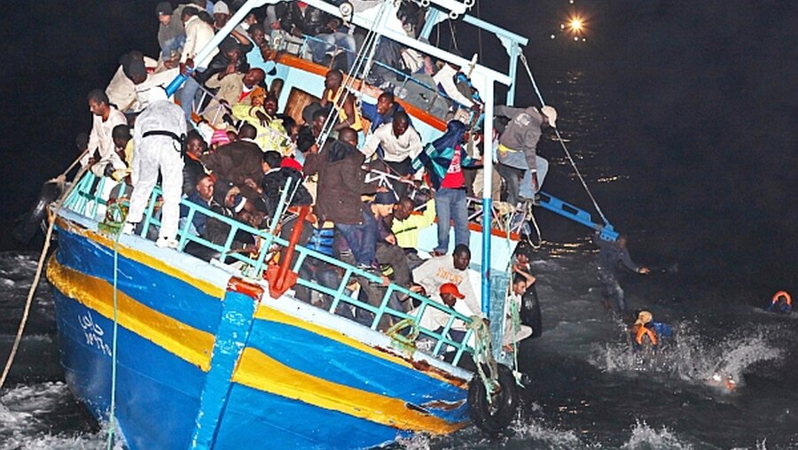 Kenterndes Flüchtlingsboot vor Lampedusa: Europas Schande? / © Alexander Stein/JOKER (epd)