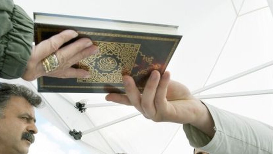 Hannover: Koran geht weg wie warme Semmeln (epd)