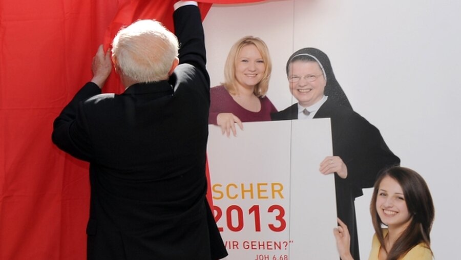 Erzbischof Zollitsch enthüllt das Plakat (KNA)