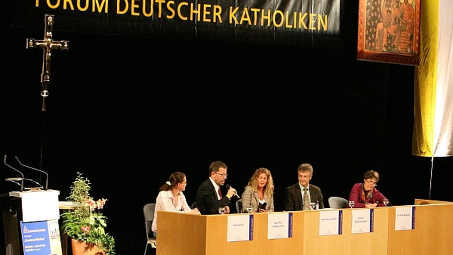 Podium: In Aschaffenburg wurde über den Glauben diskutiert. (Archivbild aus dem Jahr 2012) (KNA)