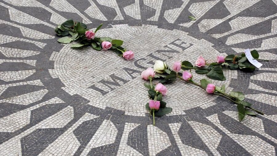 "Imagine" steht in einem Mosaik der Gedenkstätte "Strawberry Fields" im Central Park in Erinnerung an den britischen Musiker J. Lennon / © Jaroslav Richter/CTK (dpa)