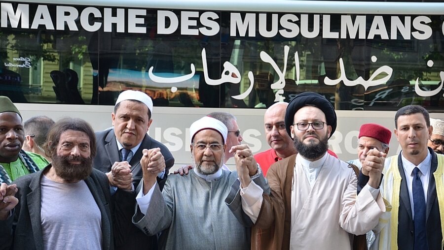 Imame setzen Zeichen gegen Terrorismus  / © Sebastian Kunigkeit (dpa)