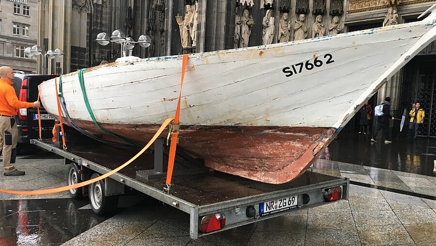 Abtransport des Flüchtlingsbootes aus dem Kölner Dom / © Tobias Fricke (DR)