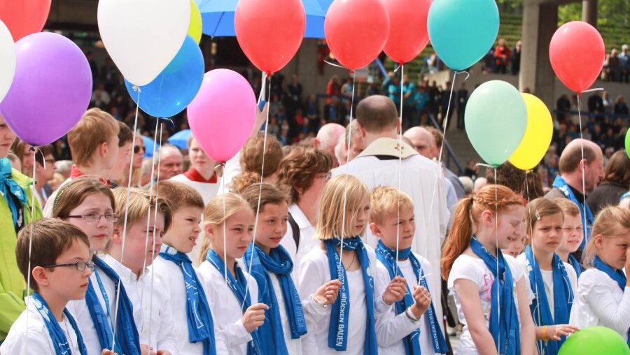 Kinder mit 99 Luftballons beim Abschlussgottesdienst in Regensburg (kt14)