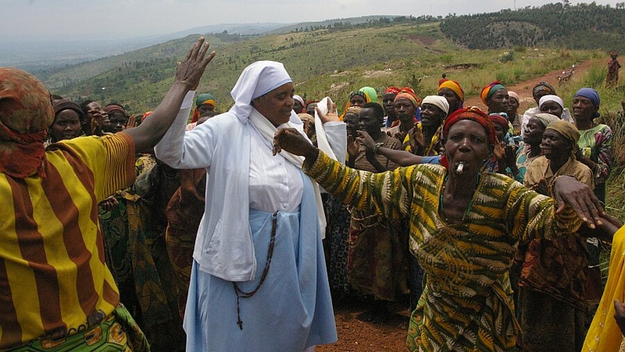 Schwestern verteilen Ziegen in Burundi / © Angela Krumpen (DR)