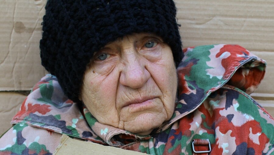 Immer mehr ältere obdachlose Frauen in Deutschland / © tanazura (shutterstock)