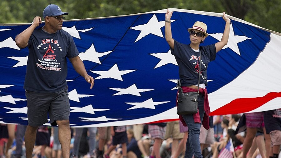 Parade mit USA-Flagge / © Michael Reynolds (dpa)