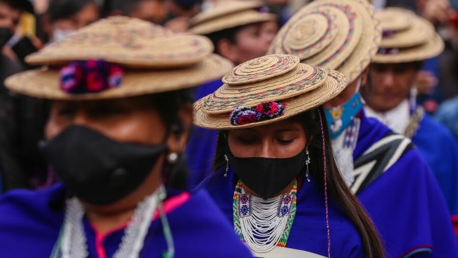 Indigene protestieren in Kolumbien / © Camila Diaz (dpa)