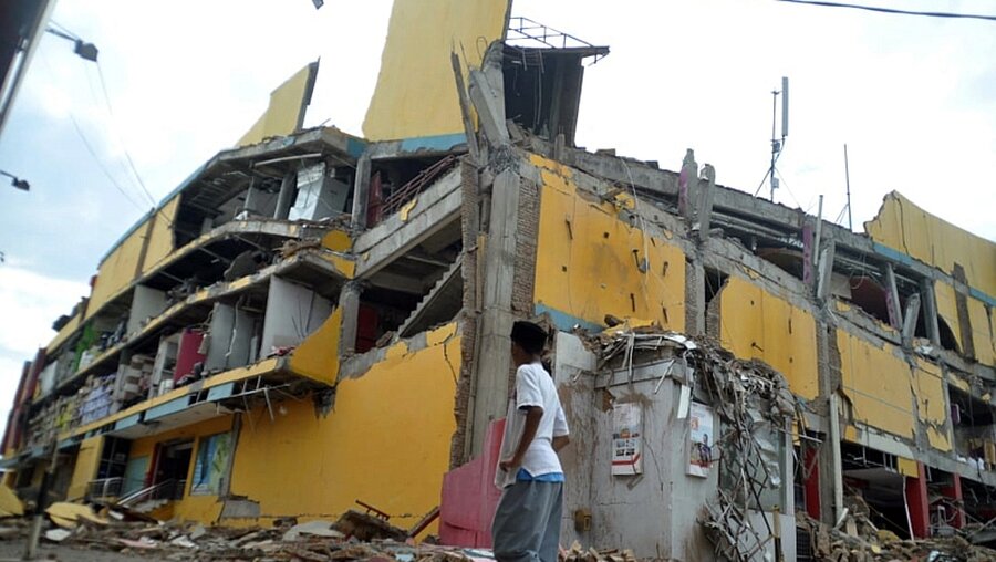 Indonesien: Ein vom Erdbeben und einem darauf folgenden Tsunami zerstörtes Haus / © Rifki (KNA)