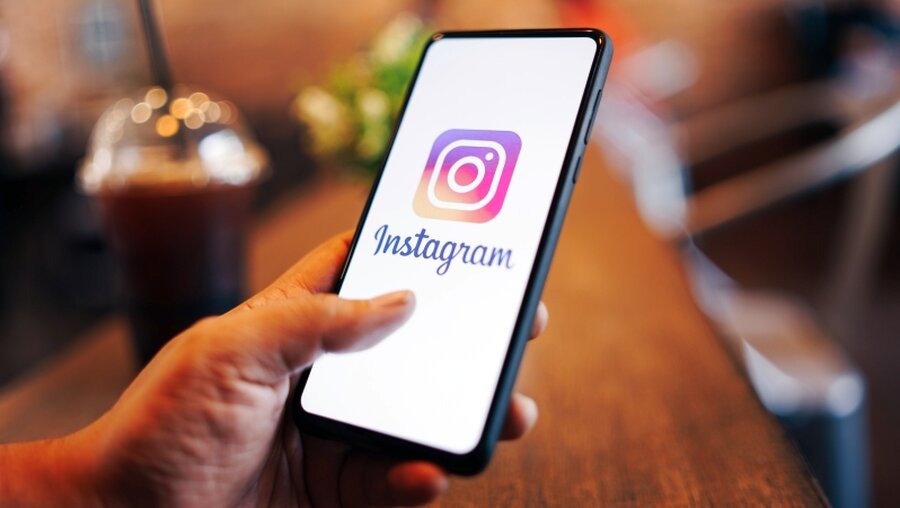 Das soziale Netzwerk Instagram auf einem Smartphone / © Nopparat Khokthong (shutterstock)