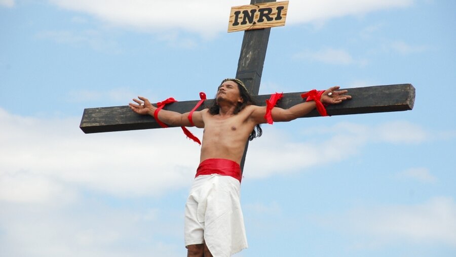 Inszenierte  Kreuzigung auf den Philippinen (Archiv) / © Michael Lenz (KNA)