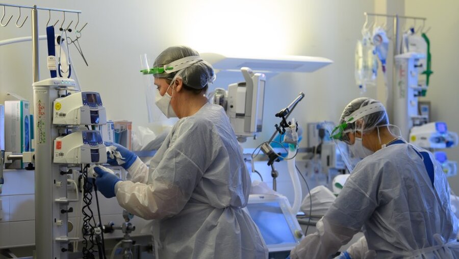 Intensivpflegerinnen in Schutzkleidungen auf einer Covid-19-Intensivstation / © Robert Michael (dpa)