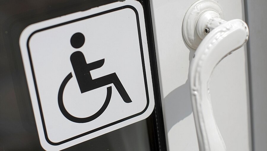 Hinweis-Schild für Menschen mit Behinderung / © Fredrik von Erichsen (dpa)
