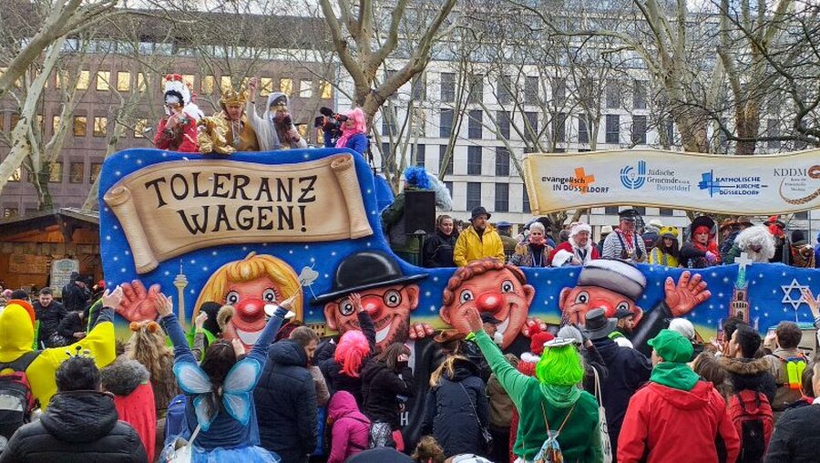 Interreligiöser Karnevalswagen in Düsseldorf  / © Tobias Hammer (KNA)