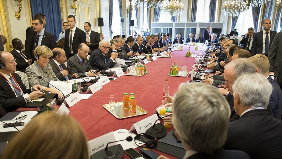 Konferenz der Koalition gegen den Islamischen Staat am 2.6.15 in Paris  (dpa)