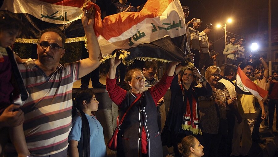 Iraker feiern "großen Sieg" über IS in Mossul / © Karim Kadim (dpa)