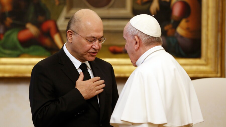 Iraks Staatschef Barham Salih wird von Papst Franziskus empfangen / © Domenico Stinellis (dpa)
