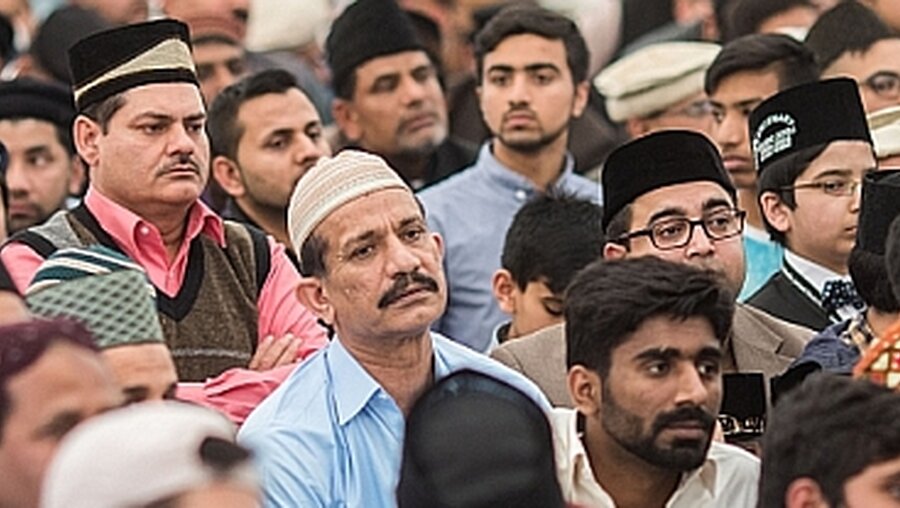 Gläubige der muslimischen Gemeinschaft und islamischen Reformbewegung Ahmadiyya Muslim Jamaat. / © Frank Rumpenhorst (dpa)