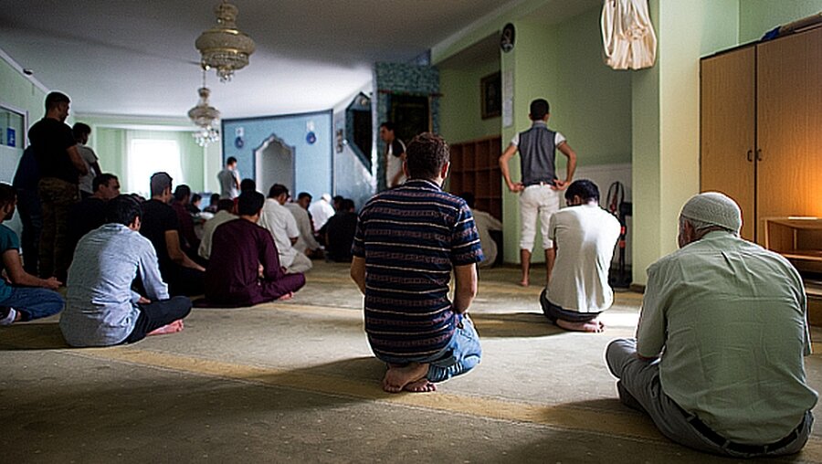Moschee-Gemeinden stellen sich vor / © Arno Burgi (dpa)
