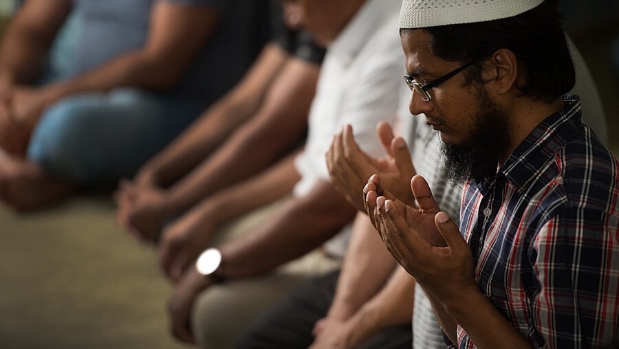 Muslime im Gebet / © Arno Burgi (dpa)