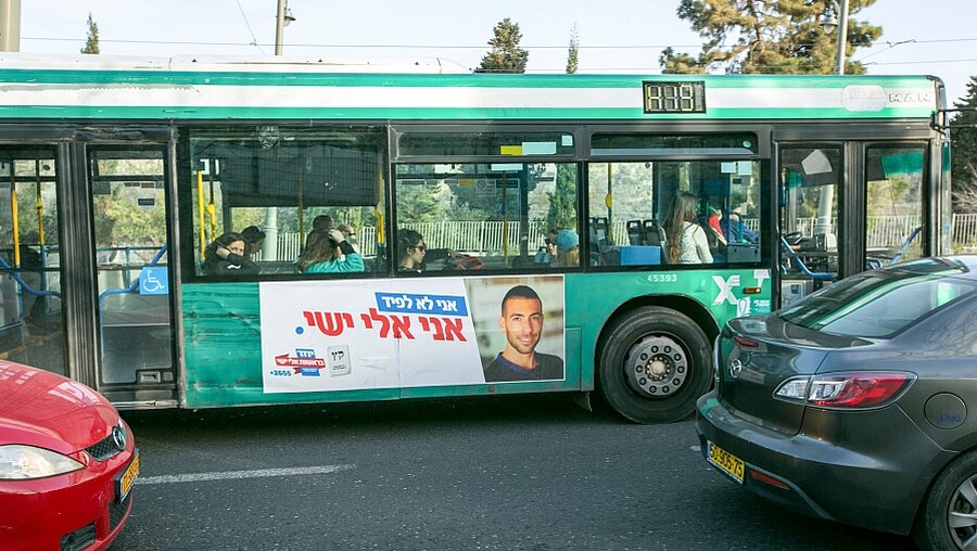 Bus mit Wahlplakat in Israel (KNA)