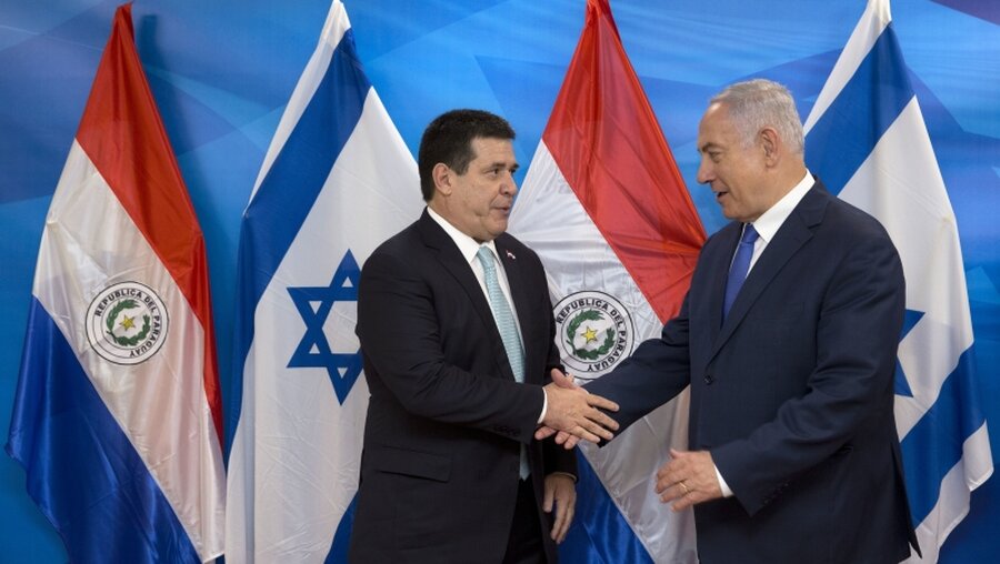 Israels Ministerpräsident Netanjahu (r.) begrüßt Horacio Cartes (l.), den damaligen Präsidenten von Paraguay, bei der Eröffnung der Botschaft in Jerusalem / © Sebastian Scheiner (dpa)