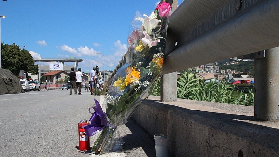 Brückeneinsturz in Genua: Blumen zum Gedenken an die Opfer / © Fabian Nitschmann (dpa)