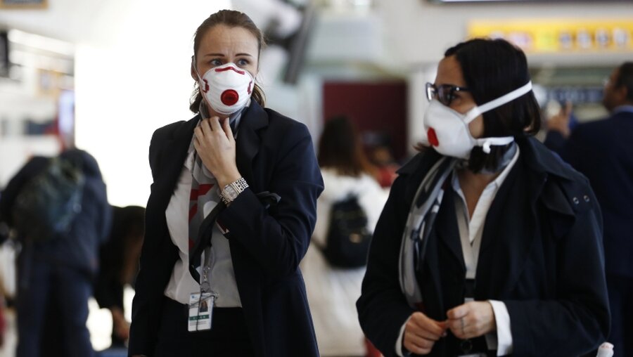 Italienerinnen mit Atemschutzmasken / © Cecilia Fabiano (dpa)