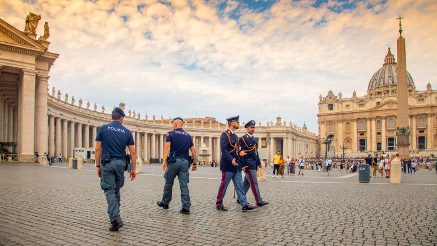 Italienische Carabinieri und Polizisten vor dem Petersdom / © PalSand (shutterstock)