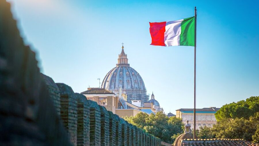 Italienische Flagge mit Petersdom im Hintergrund / © vchal (shutterstock)