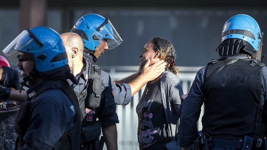 Italienischer Polizist tröstet Flüchtling / © Angelo Carconi (dpa)