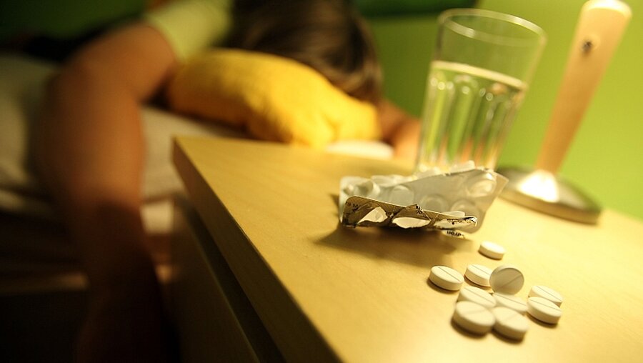 Tablettenvergabe im Behindertenheim (Symbolbild) / © Oliver Berg (dpa)