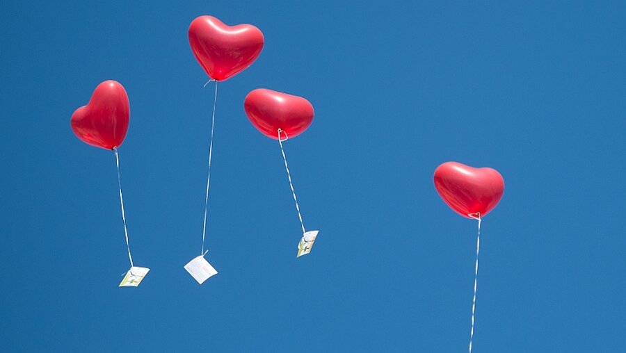 Luftballons mit Herzenswünschen steigen auf / © Boris Roessler (dpa)