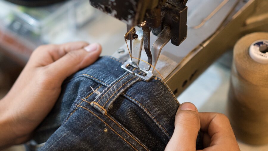 Jeans-Herstellung / © Shutterstock (shutterstock)
