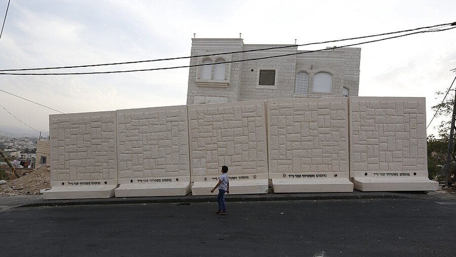 Neue Mauer im Ostteil Jerusalems / © Abir Sultan (dpa)