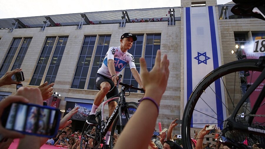 Jerusalem: Chris Froome aus Großbritannien vom Team Sky fährt bei der Präsentation seines Teams für das Radrennen Giro d'Italia auf seinem Fahrrad. / © Ariel Schalit (dpa)