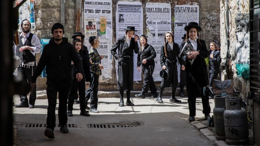 Jerusalem: Ultraorthodoxe Juden im Viertel Mea Shearim (Archiv) / © Ilia Yefimovich (dpa)