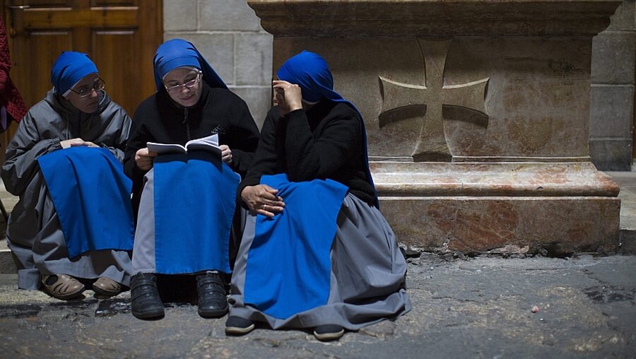 Nonnen an Gründonnerstag in der Grabeskirche / © Atef Safadi (dpa)