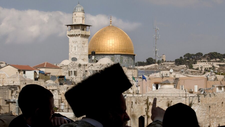 Juden vor dem Tempelberg in Jerusalem (dpa)