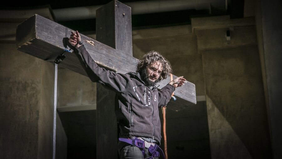 Passionsspiele Oberammergau: Jesus-Darsteller Rochus Rückel bei Proben am Kreuz (dpa)