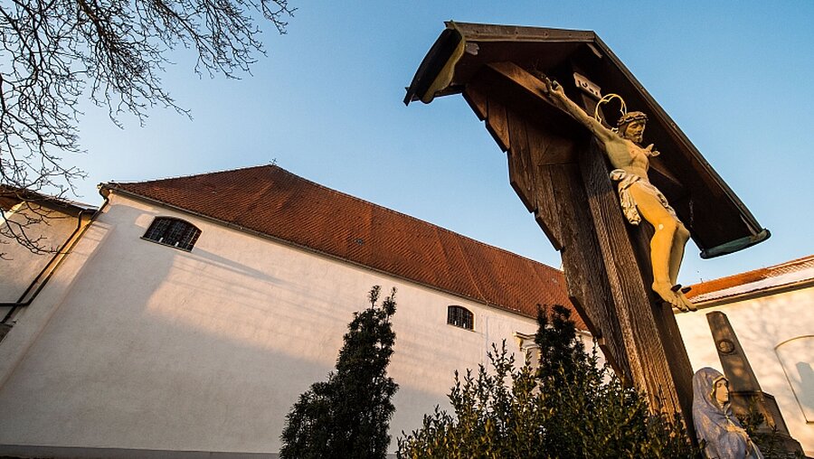 Jesusstatue vor dem Frauenkonvent des Klosters Altomünster / © Lino Mirgeler (dpa)