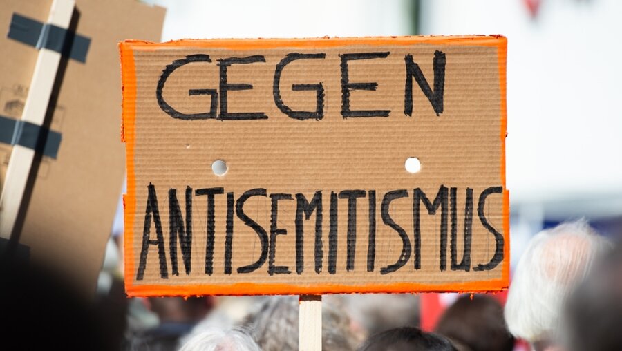 Schild gegen Antisemitismus auf einer Demo (Archivbild) / © Christophe Gateau (dpa)