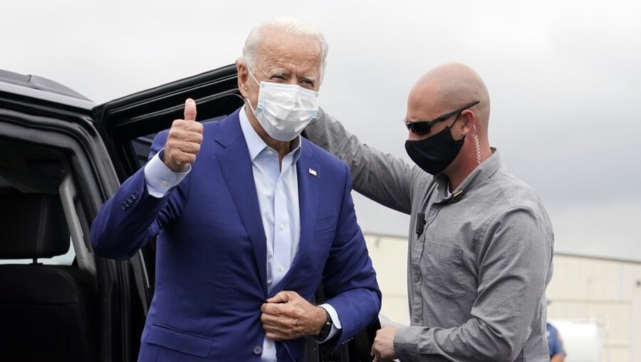 Joe Biden mit einem Personenschützer / © Patrick Semansky (dpa)