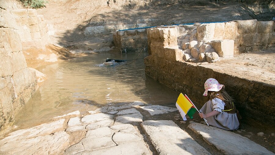 Ein Kind spielt am 24.5.14 an der Taufstelle am Jordan (KNA)