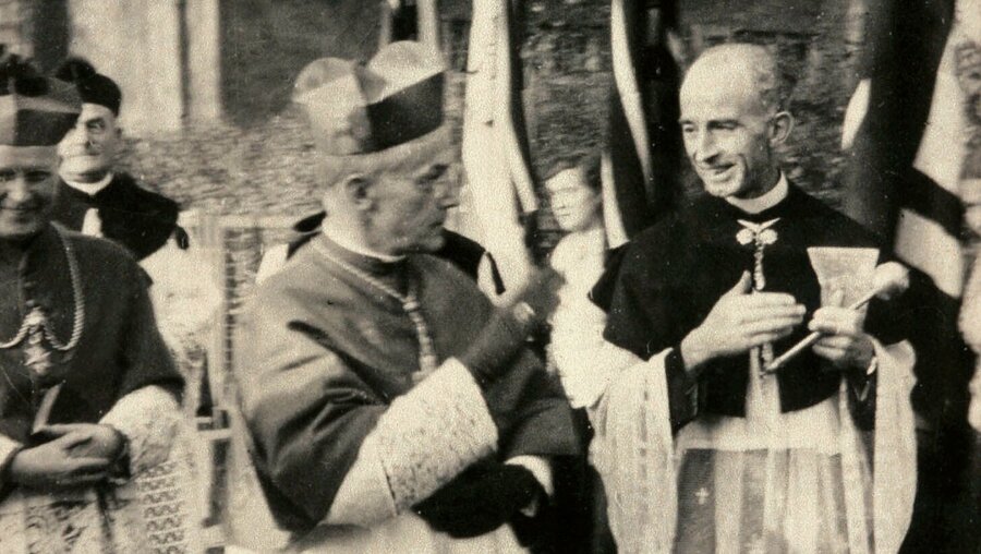 Josef Kardinal Frings und Carl Klinkhammer während der Weihe der Bunkerkirche am 30. Oktober 1949 in Düsseldorf / © Archiv (KNA)