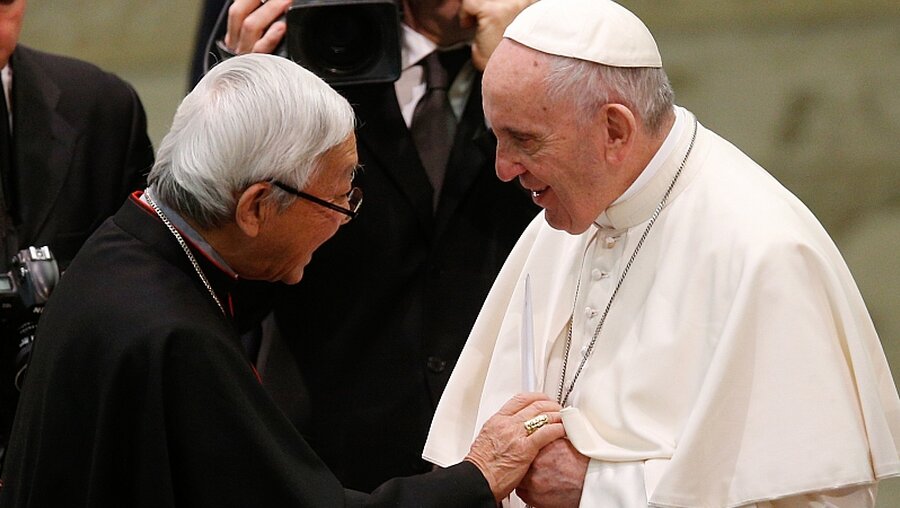 Joseph Zen Ze-kiun und Papst Franziskus / © Paul Haring (KNA)