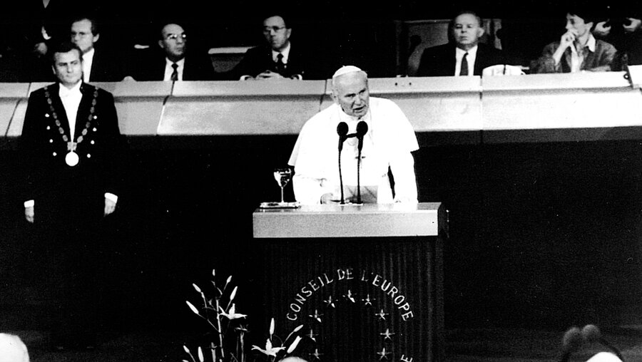 1988: Papst Johannes Paul II. spricht vor dem Europarat (KNA)